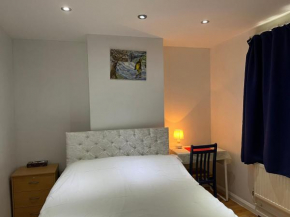 Large Double Bedroom with free on site parking, Kingston Upon Thames